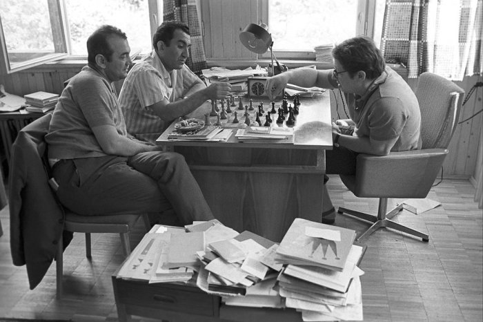 The Fischer-Petrosian Candidates' Final (Buenos Aires, 1971) with  annotations by Korchnoi, Furman, Kholmov & Polugaevsky.